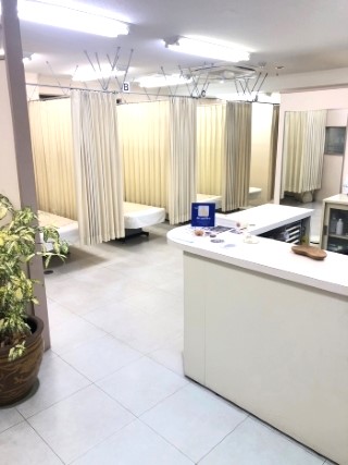 趙鍼灸院 施術室 専用ベッド